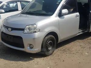 Toyota Sienta 2012 Silver