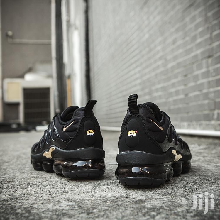 black and gold nike vapormax plus