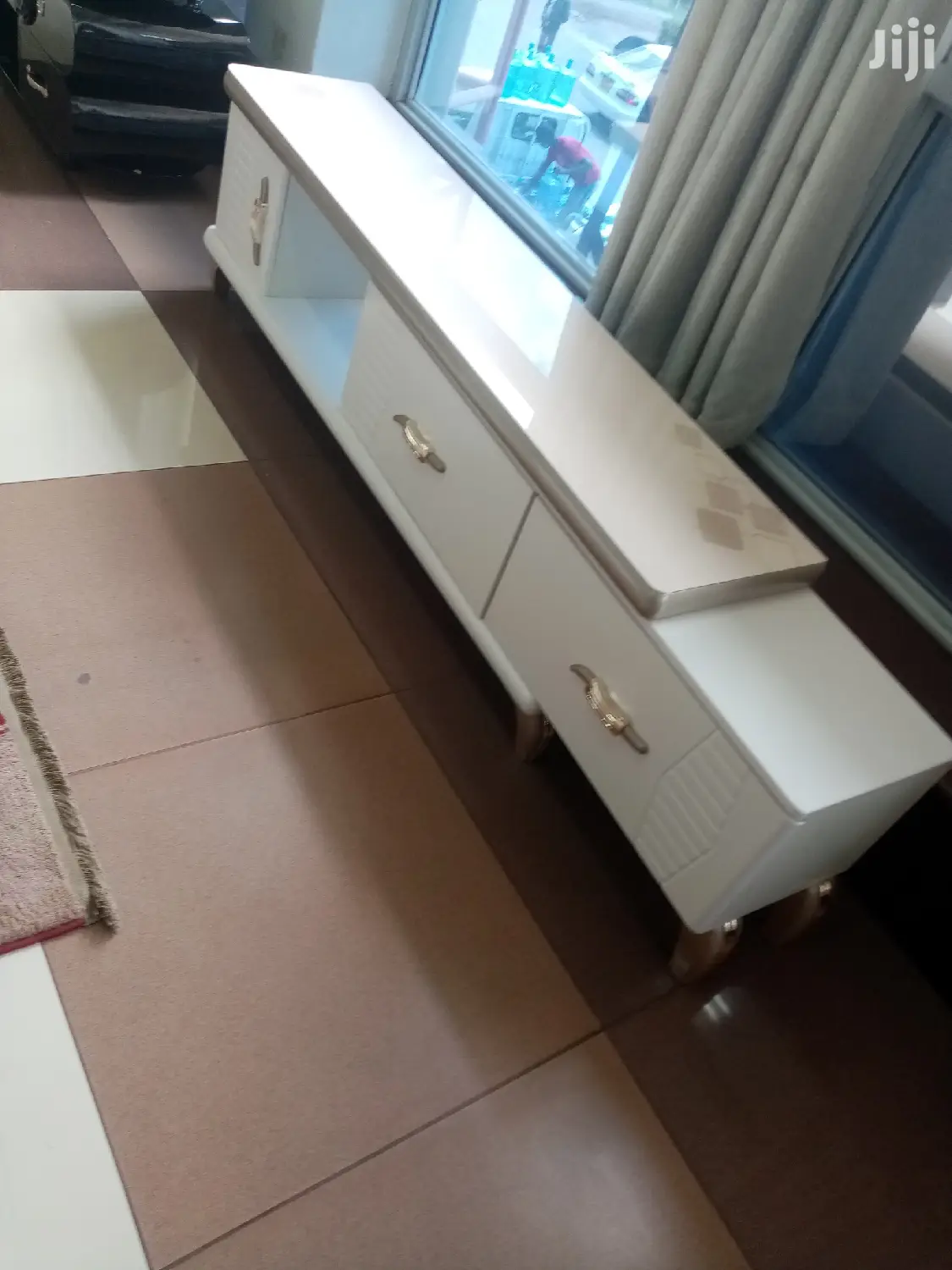 Extendable TV Stand