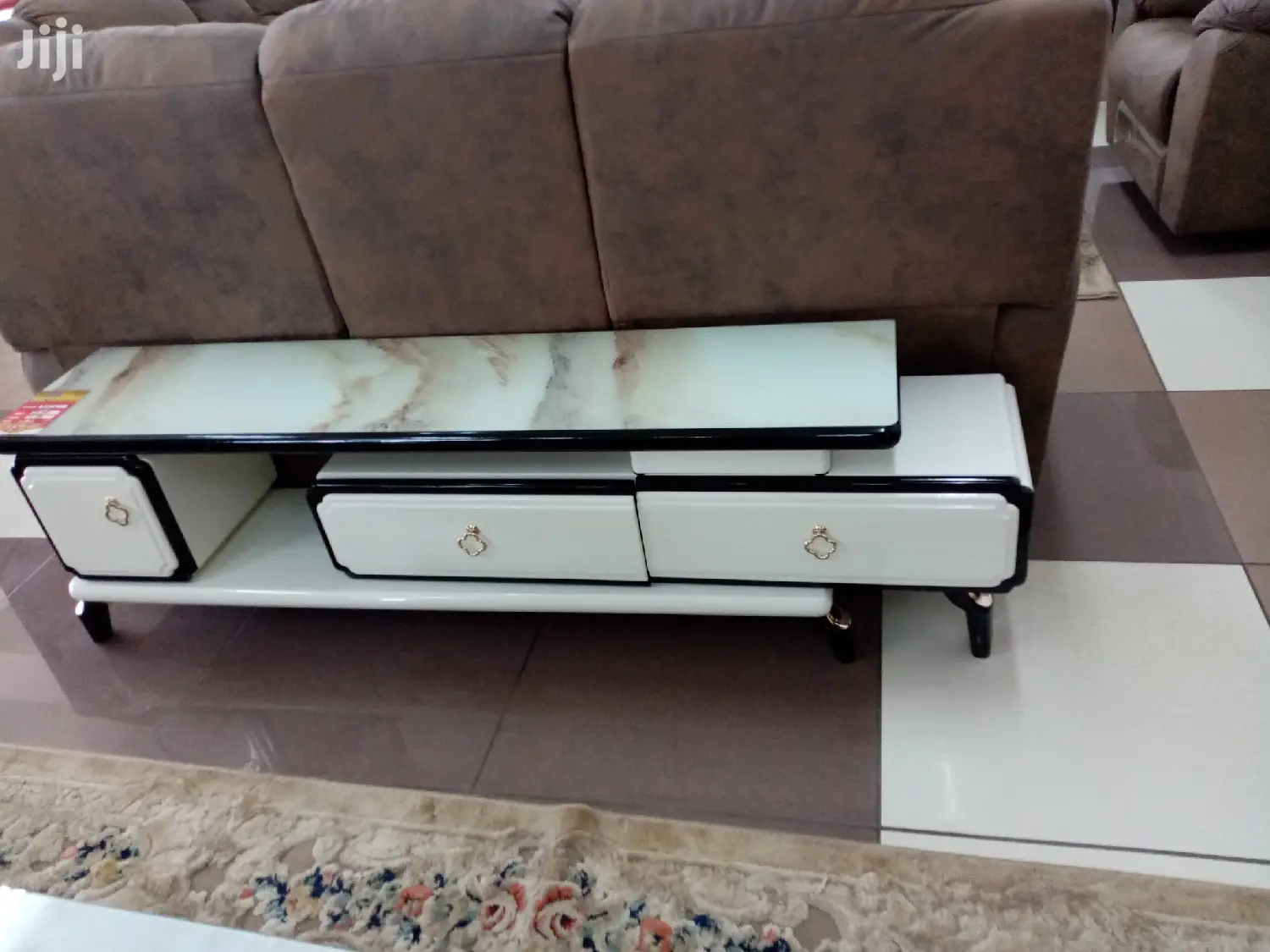 Elegant Extendable TV Stand