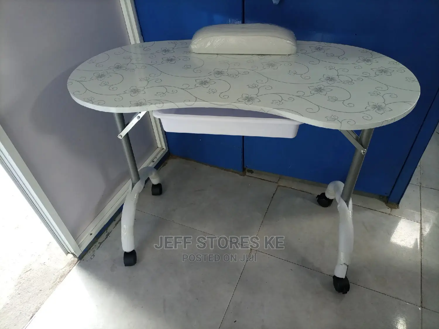 Manicure Table