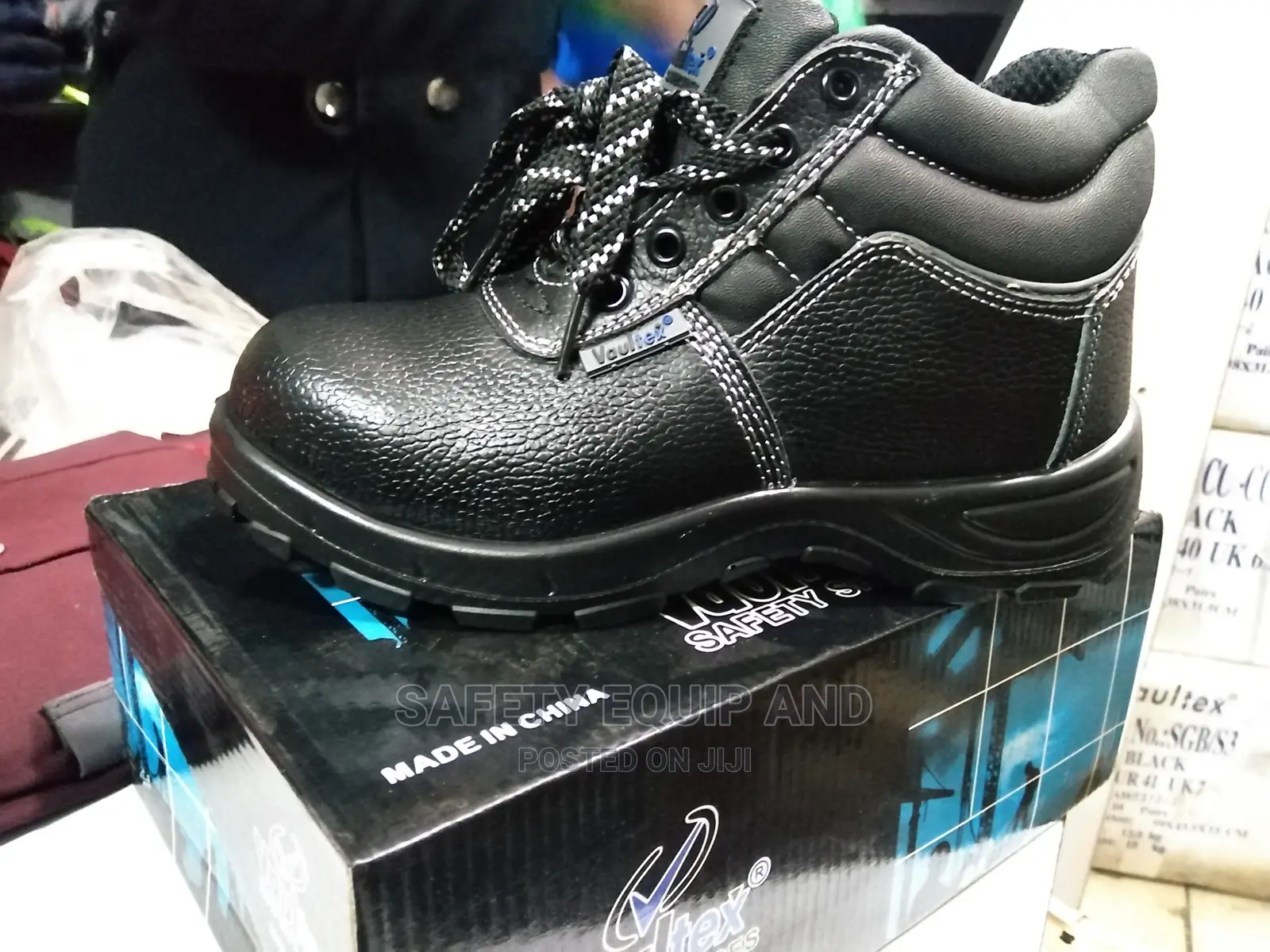 Safety Boots With 2 Yrs Guarantee