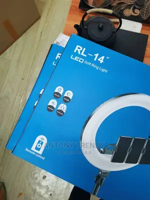 Ringlight Rl-14 Has Three Holders a Remote Tripod 2.1m
