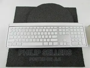 Apple A1243 Wired USB Keyboard and A1152 Wired USB Com