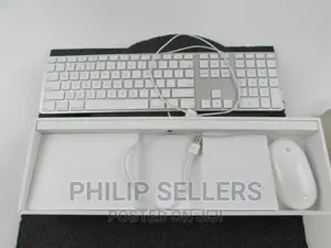 Apple A1243 Wired USB Keyboard and A1152 Wired USB Com