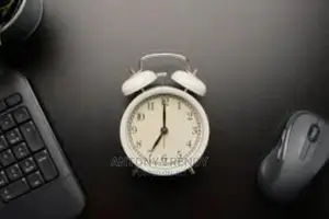 {Loud Alarm for Deep Sleepers} 4'' Twin Bell Alarm Clock Wi