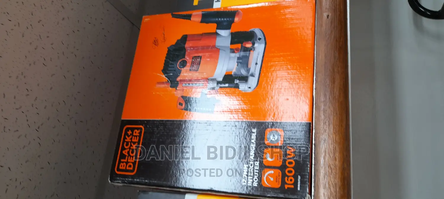 Black Decker Interchangeable Router 12.7mm 1600w