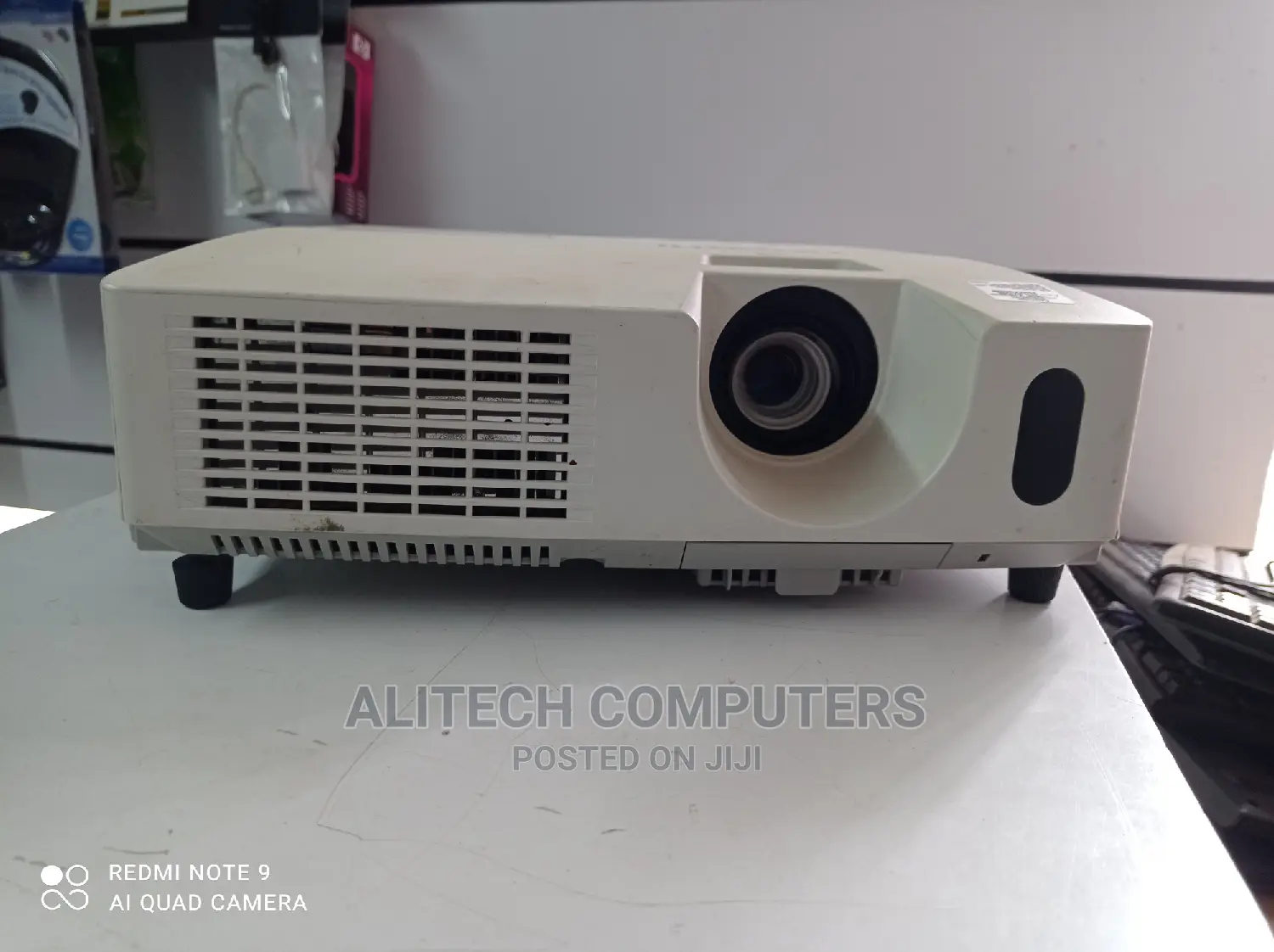 Hitachi Project 4000 Lumens