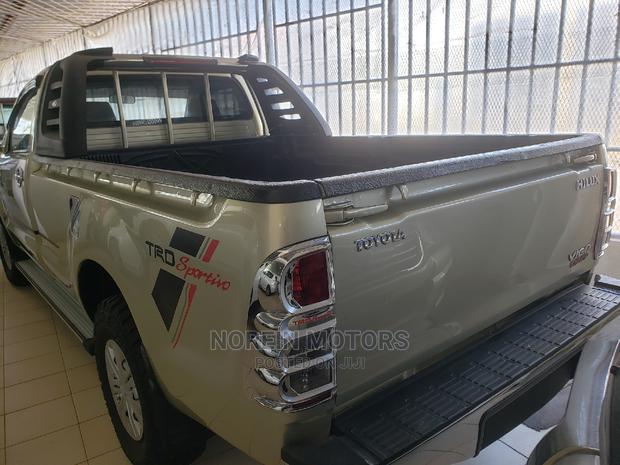 Toyota Hilux 2014 Gray - thumbnail 2