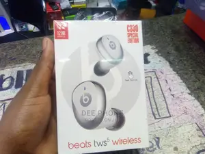 Beats Tws5 Wireless Earbuds.