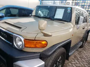 Toyota FJ Cruiser 2014 Gold