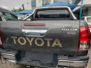 Toyota Hilux 2016 Black