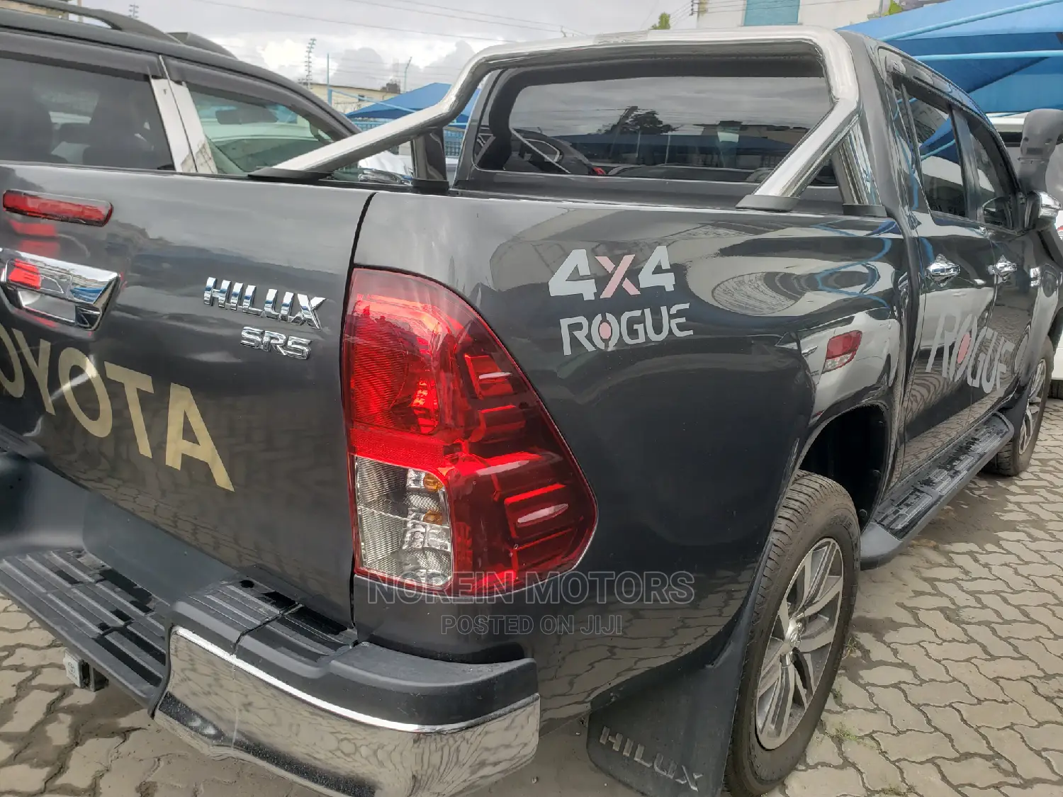 Toyota Hilux 2016 Black