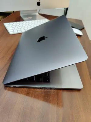 Laptop Apple MacBook Pro 2017 8GB Intel Core I7 SSD 512GB