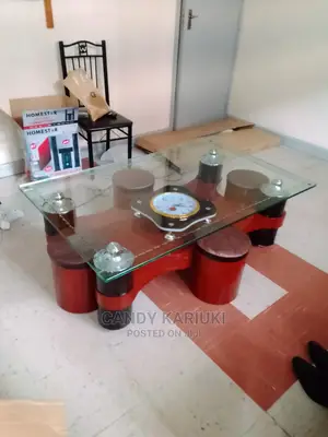 Coffee Table With 4 Puffs and a Clock