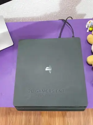 EX UK Play Station 4 Slim, Perfect