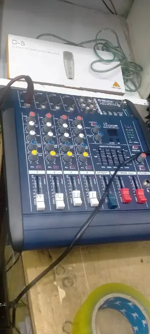 Max 404 Powered Mixer