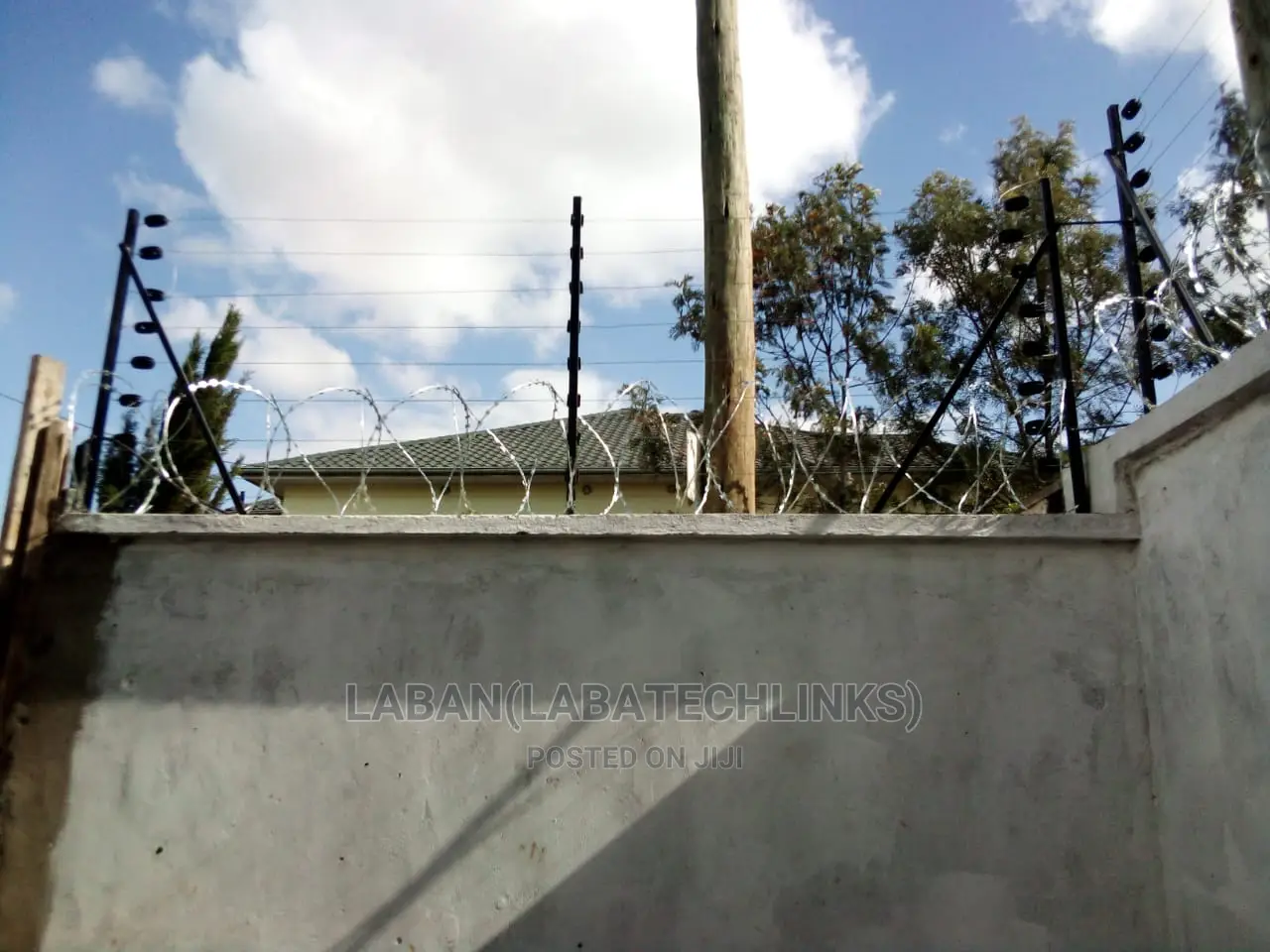 Electric Fence Fitted With Razor
