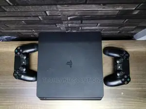 Playstation 4 Slim With 2 Pads.Ps4 Slim