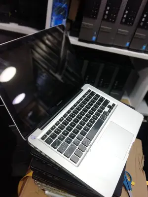 Laptop Apple MacBook 4GB Intel Core I5 HDD 500GB
