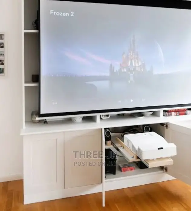 Easy Pull Down Manual Projection Screen Available