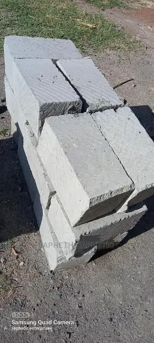 White/Blue Machine Cut Stones 