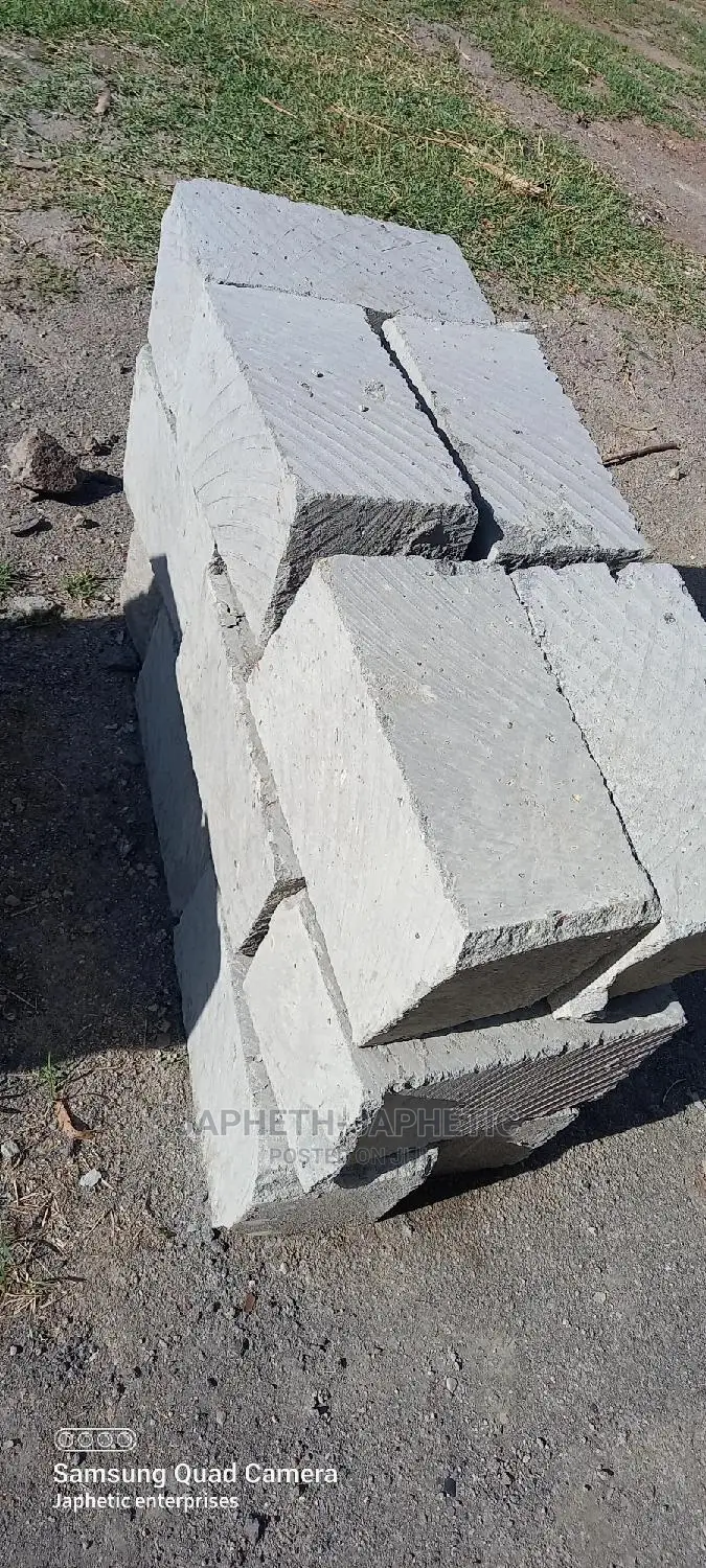 White/Blue Machine Cut Stones 