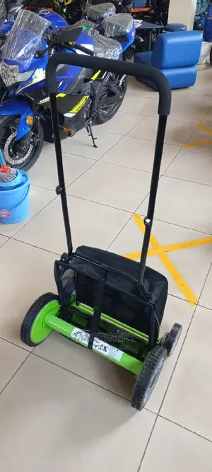 Manual Lawn Mower With Collecting Bag