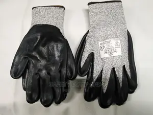 Cut Resistant Gloves/Safety Wear