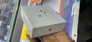 iPhone-13 Airpods.