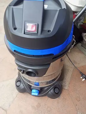Vacuum Cleaner / Wet and Dry