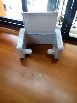Plastic Tissue Holder
