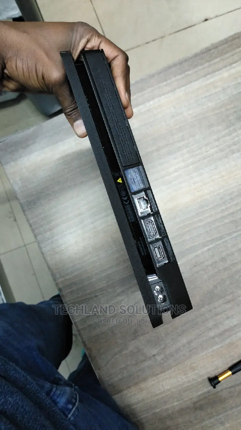 Playstation 4 Slim !!