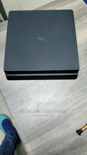 Playstation 4 Slim !!