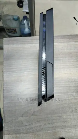 Playstation 4 Slim !!
