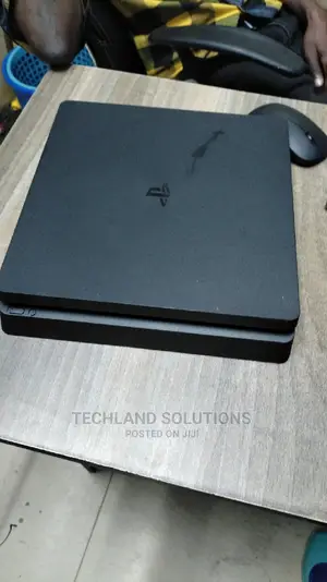 Playstation 4 Slim !!