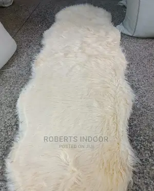 Cream White Elegant Faux Fur Mat
