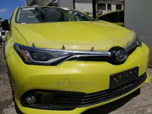 Toyota Auris 2015 Yellow