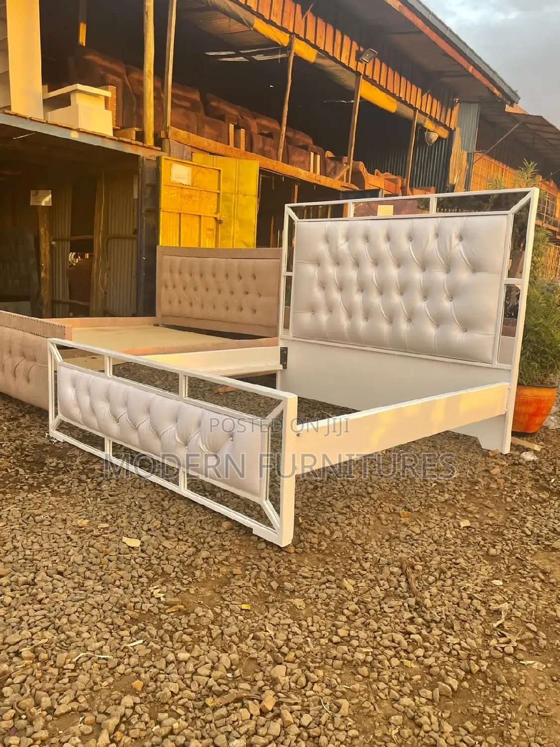 6/6 Tufted Mirrored Bed