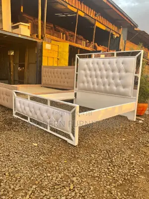 6/6 Tufted Mirrored Bed