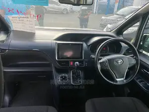 Toyota Voxy 2015 Silver