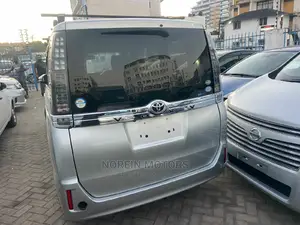 Toyota Voxy 2015 Silver