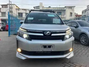 Toyota Voxy 2015 Silver