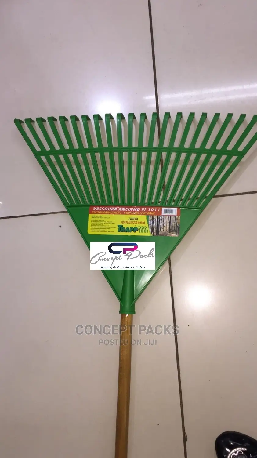 Trapp Plastic Rake - With Handle.