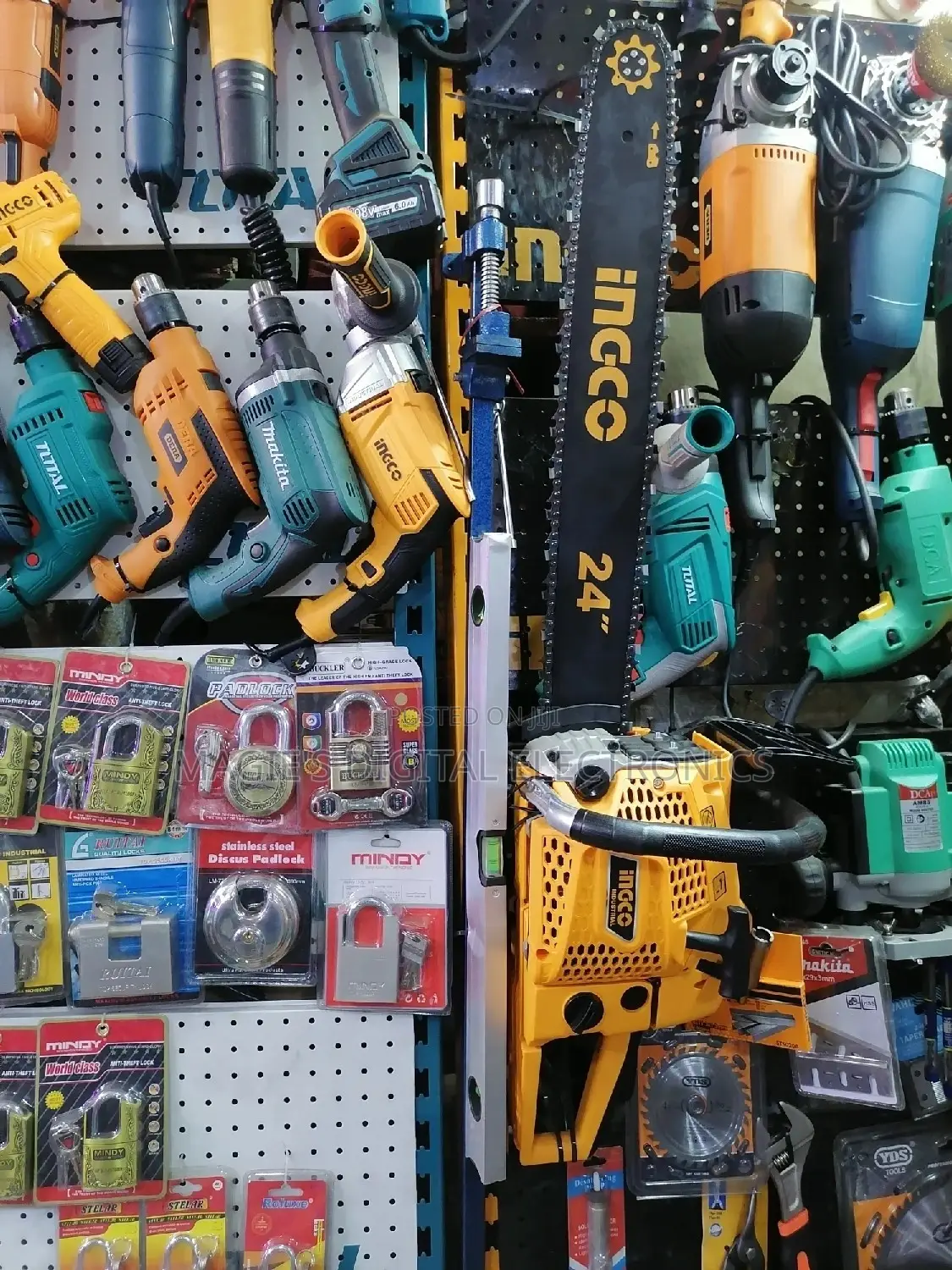 Ingco Chainsaw Machine