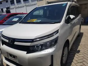 Toyota Voxy 2013 Off White