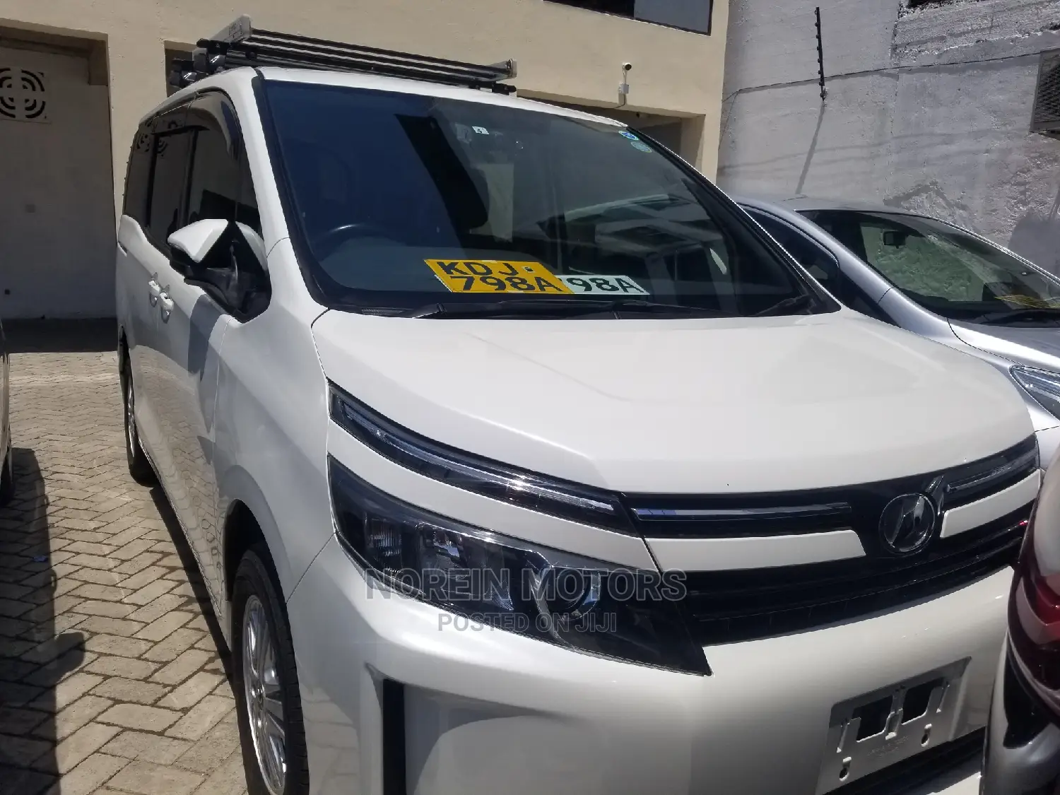 Toyota Voxy 2013 Off White