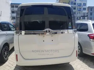Toyota Voxy 2013 Off White