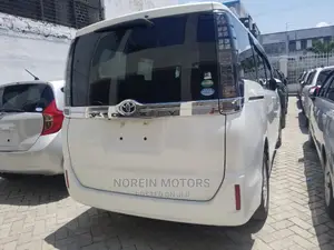 Toyota Voxy 2013 Off White