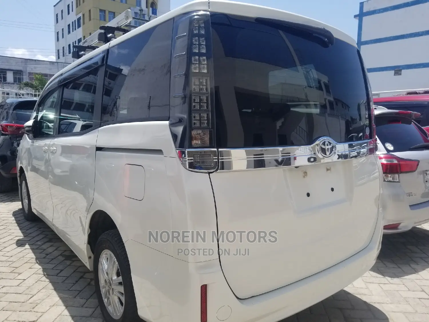 Toyota Voxy 2013 Off White
